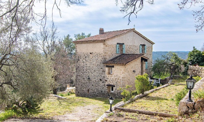 Tourrettes House | Stunning private villa for 4 people with A/C, TV, patio, pets allowed and parking