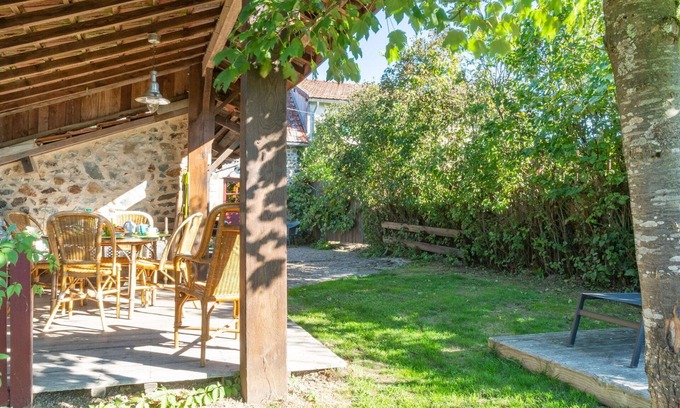 Chiddes House | Stunning private villa for 4 guests with WIFI, TV, terrace and pets allowed