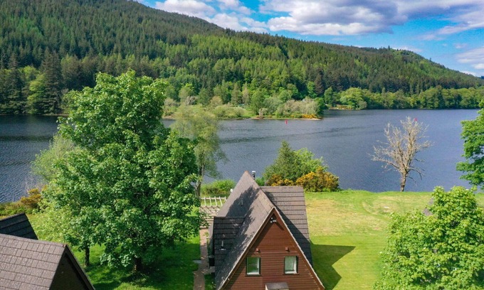 South Laggan House | Stunning private villa with hot tub, WIFI, TV, terrace, pets allowed, panoramic view and parking