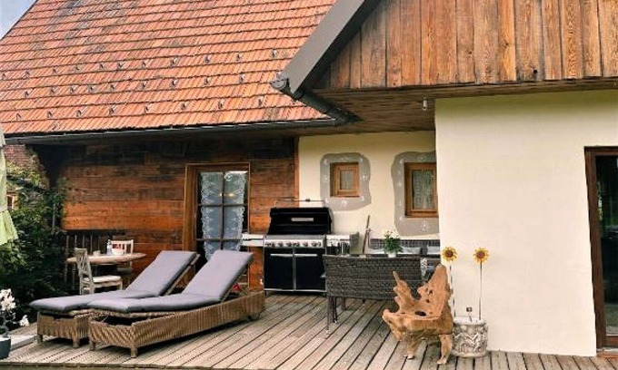 Brodingberg House | Stunning private villa for 6 guests with WIFI, A/C, hot tub, TV, patio, pets allowed and parking