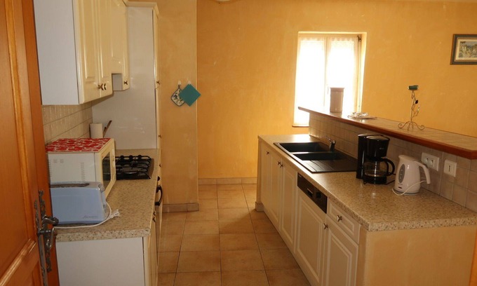 Grillon House | Stunning private villa for 4 guests with TV, patio, pets allowed and parking