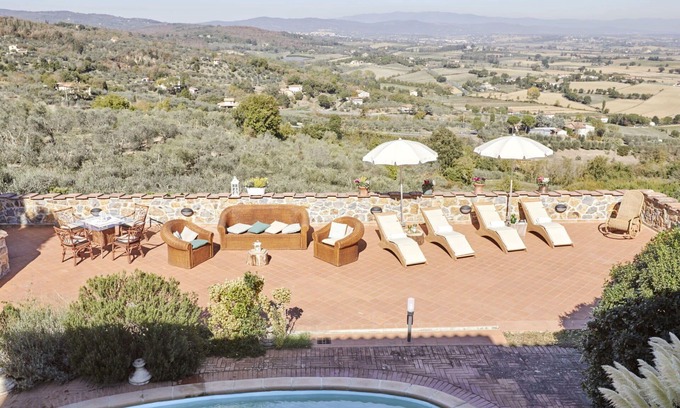 Lucignano House | Stunning private villa for 26 guests with hot tub, private pool, WIFI, A/C, TV and terrace