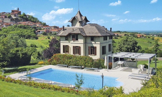 Sarezzano Villa | Stunning private villa with hot tub, WIFI, private pool, A/C, TV, terrace and pets allowed