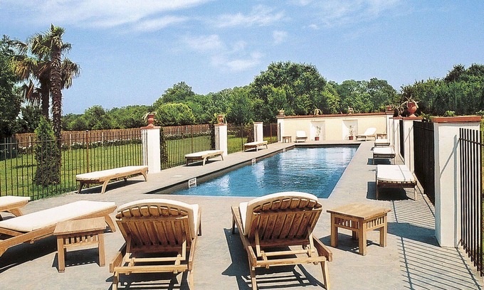 Plage d'Argeles Villa | Stunning private villa for 16 people with WIFI, private pool, TV, patio, pets allowed and parking