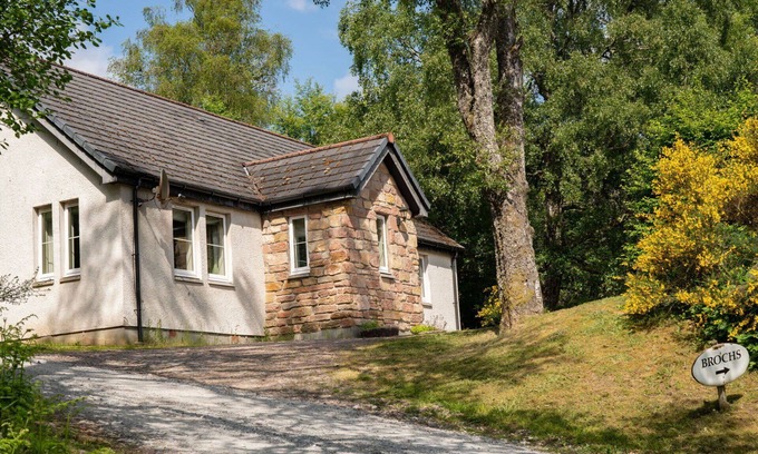 Bearnock House | Stunning private villa for 4 people with TV, patio, pets allowed, panoramic view and parking