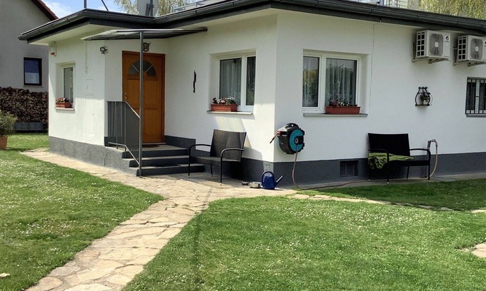 Floridsdorf House | Stunning private villa for 4 people with WIFI, A/C, TV, pets allowed and parking