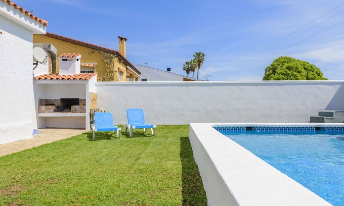 Vinaros Villa | Stunning private villa for 6 guests with WIFI, private pool, TV, terrace, pets allowed and parking