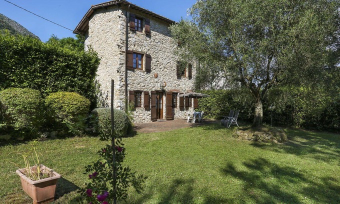 Santa Maria del Giudice Villa | Stunning private villa for 8 people with WIFI, TV, patio, pets allowed and parking