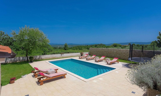 Melnica House | Stunning private villa for 10 people with WIFI, private pool, A/C, TV, terrace and parking