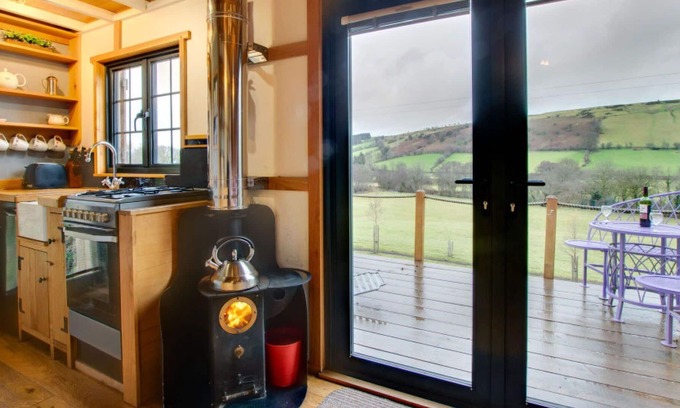 Brecon House | Stunning private villa for 2 guests with TV, patio, pets allowed, panoramic view and parking