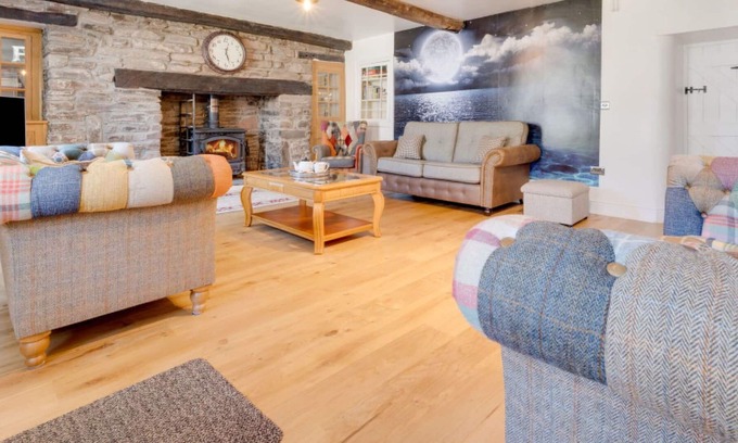 Trecastle Villa | Stunning private villa for 8 guests with WIFI, hot tub, TV, patio, panoramic view and parking