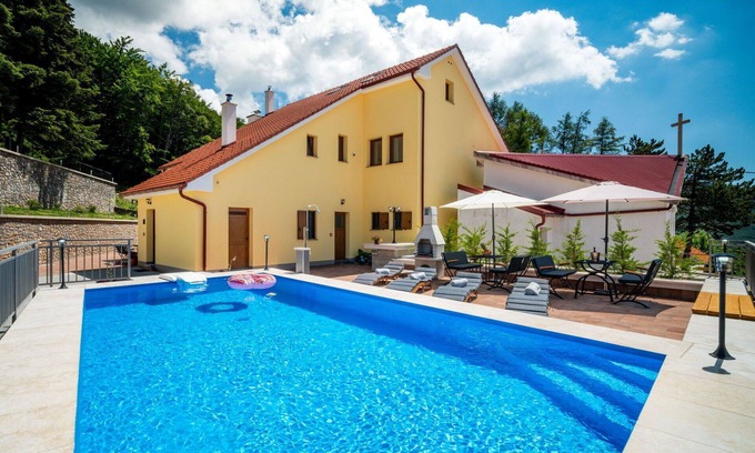 Senj House | Stunning private villa for 12 people with private pool, WIFI, TV, terrace, pets allowed and park.