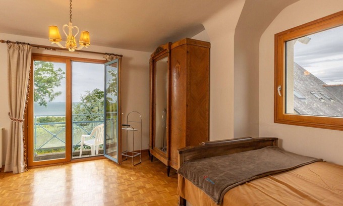 Ille-et-Vilaine House | Stunning private villa for 13 guests with WIFI, TV, terrace and parking