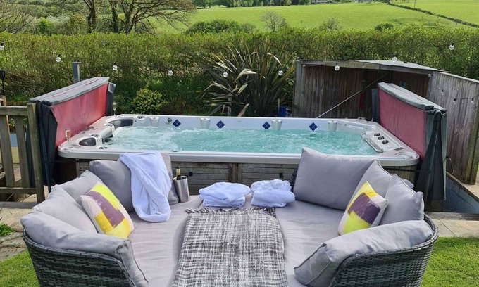 Fivelanes House | Stunning private villa for 4 guests with hot tub, WIFI, TV, patio, panoramic view and parking