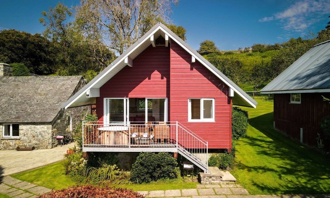 Fivelanes House | Stunning private villa for 4 guests with hot tub, WIFI, TV, patio and parking