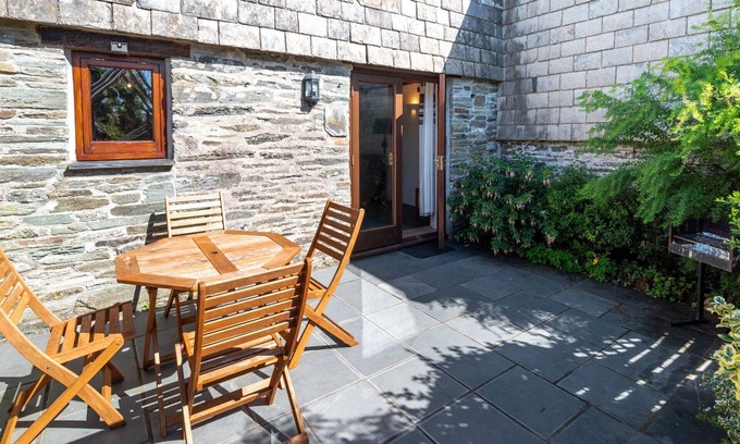 Fivelanes House | Stunning private villa for 2 people with hot tub, WIFI, TV, patio, pets allowed and parking