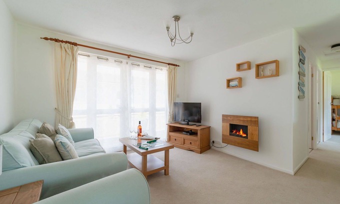 Liskeard House | Stunning private villa for 8 people with WIFI, TV, patio and parking