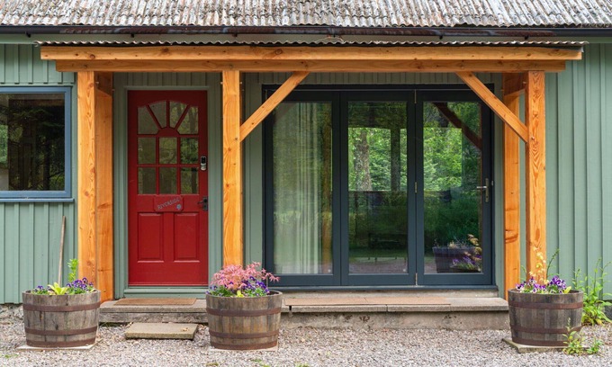 Beauly House | Stunning private villa for 4 people with hot tub, WIFI, TV and pets allowed