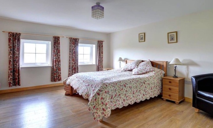 Corwen House | Stunning private villa for 6 guests with WIFI, TV, patio and parking