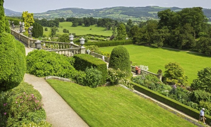 Meifod House | Stunning private villa for 2 guests with WIFI, TV, patio, pets allowed, panoramic view and parking