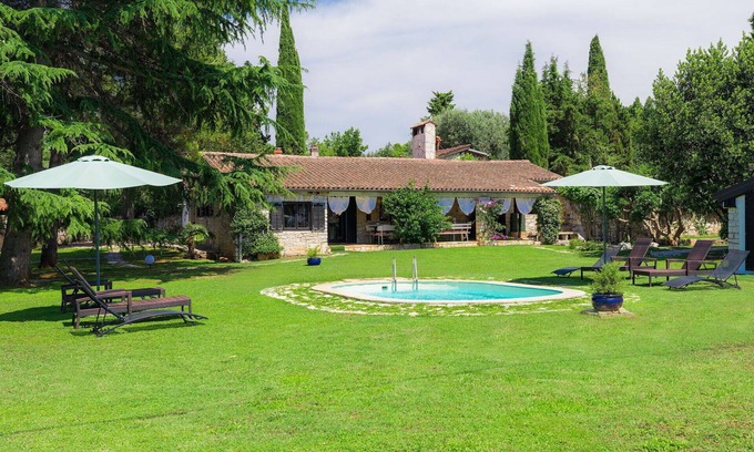 Zambratija Villa | Stunning private villa with WIFI, A/C, private pool, TV, terrace, pets allowed and parking