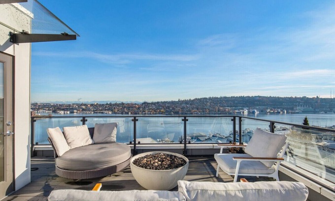 East Queen Anne House | Stunning Queen Anne Hill Haven: Rooftop Lake Views!