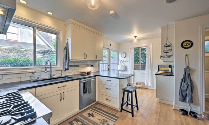 East Queen Anne House | Stunning Queen Anne House w/Private Patio!