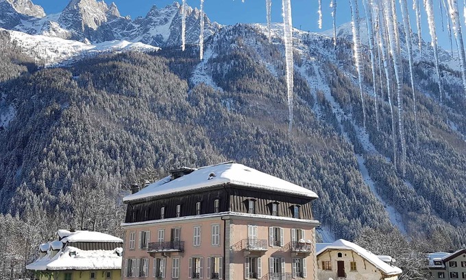 Chamonix City Centre Apartment | Stunning renovated apt center, 7-10 people, pets allowed