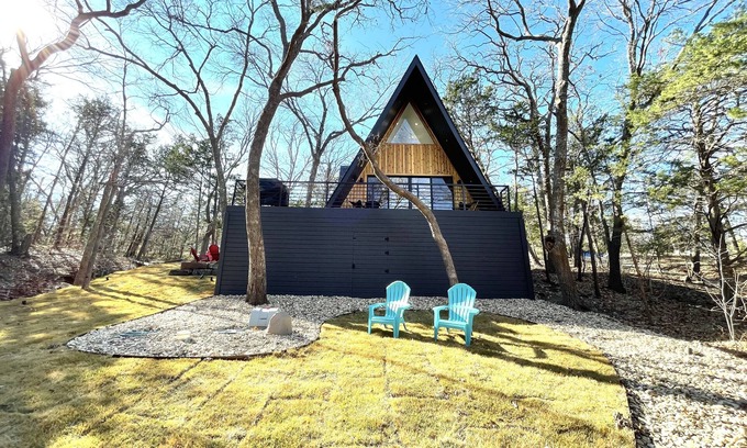 Pottsboro Cabin | Stunning remodeled modern Aframe 1 mile to Lake Texoma and Highport Marina