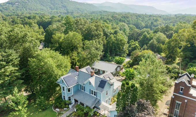 Weaverville House | Stunning Restored Victorian on a Picturesque Lot with Flower Garden & nFountain