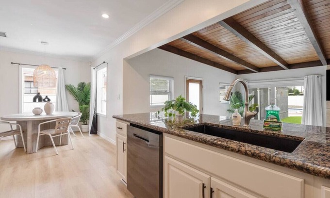 Bixby Knolls House | Stunning Retro Beach Oasis, Dual Living, Pool