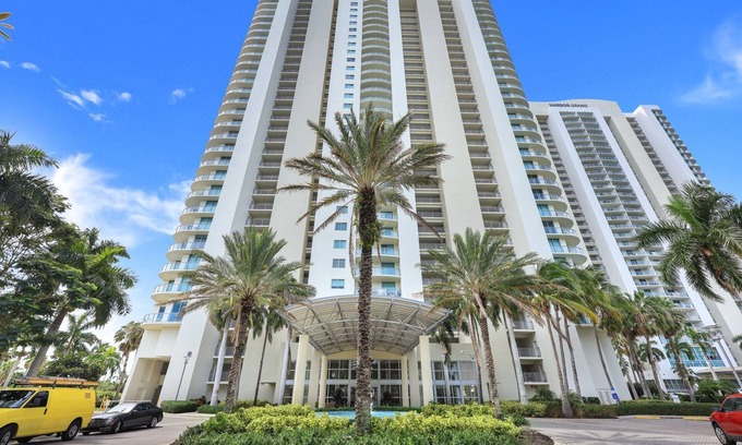 Edgewood Condo | Stunning Riverfront High Rise 2-bed condo w/Pool, Spa, Fitness, Clubroom & More!