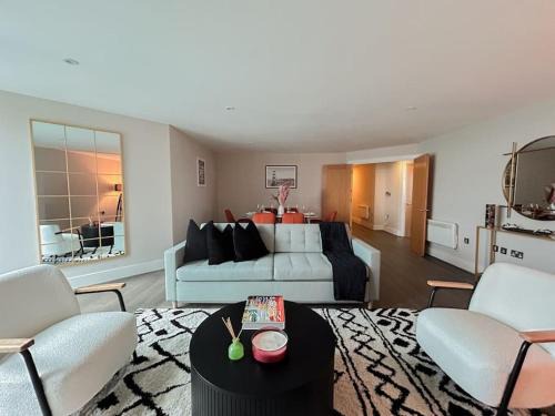 Vauxhall Apartment | Stunning riverside apartment