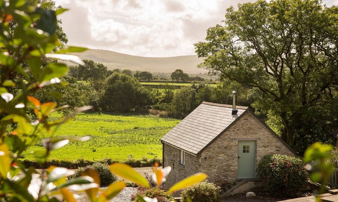 Eglwyswrw House | Stunning Romantic Barn Overlooking a Peaceful Meadow in Pembrokeshire.