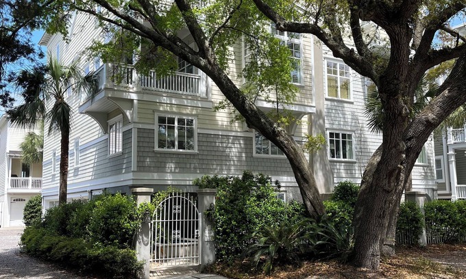 Saint Simons Island Villa | Stunning Rooftop Views. Prime Island Location