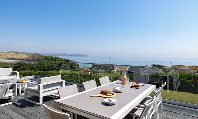 Bigbury-on-Sea House | Stunning sea views & comfort 250m from Beach