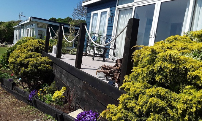 Ventnor Ski Chalet | Stunning Sea View, beach, great places to eat, shops within walking distance