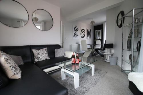 Barry Apartment | Stunning sea views - Barry's Retreat by Tŷ SA