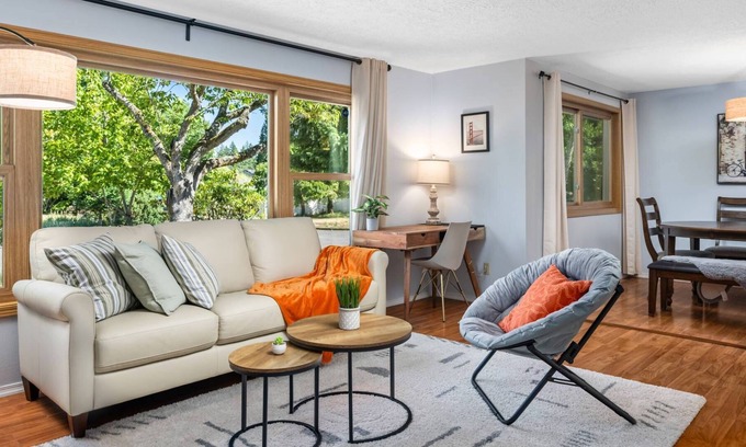 Milwaukie House | Stunning Single Level Ranch Style, Pet Friendly, Fully Fenced Backyard w/ Covered Patio, Games, BBQ