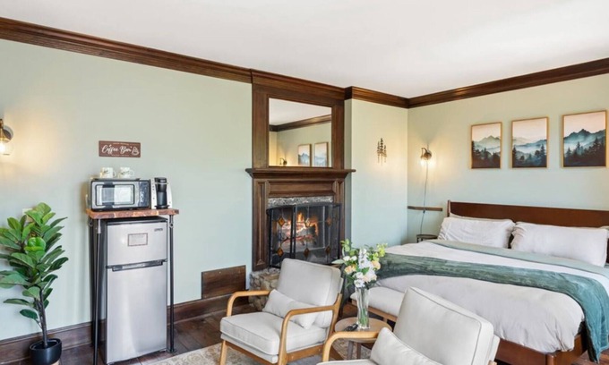 Townsend Hotel | Stunning Smoky Mountain Views | Balcony + King Bed