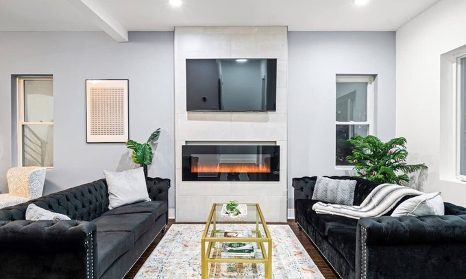 Cragin House | Stunning & Spacious 7BD Home with garage!