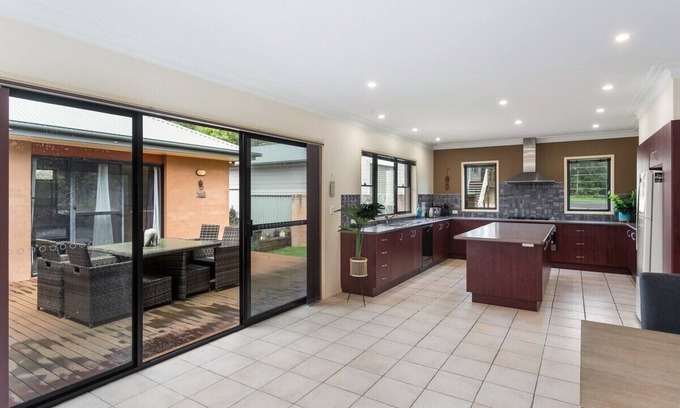 Bawley Point House | Stunning spacious home 5 minutes walk to beach, full kitchen, games room