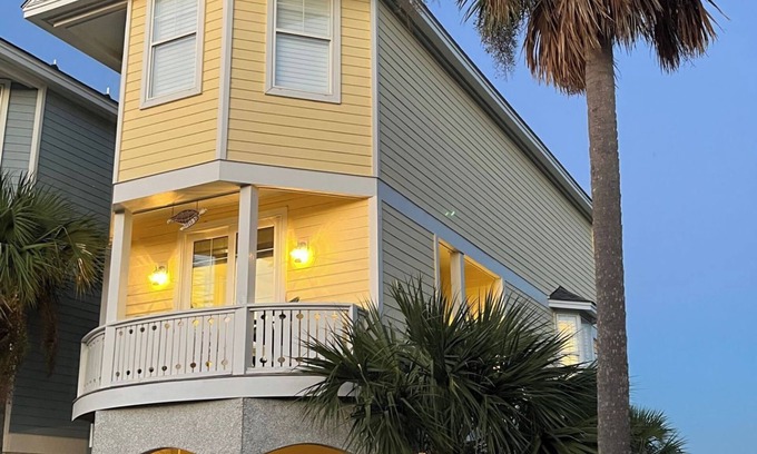 Bonito Boathouses House | Stunning Sunrise and Sunset Views, King Suites, and Double Balconies. Premium Golf Cart Included, and Well-Behaved Pets Considered - 861 Bonito Rd