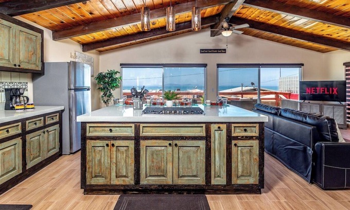 San Antonio del Mar Bed & Breakfast | Stunning sunsets|Close to Beach|fireplace|Wi-Fi