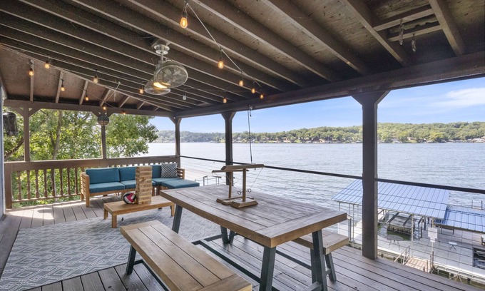 Rocky Mount House | Stunning Sunsets, Vibrant Bars and Restaurants at the Waterfront