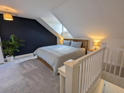 Cheltenham House | Stunning Super Kingsize Room - Cheltenham Festival