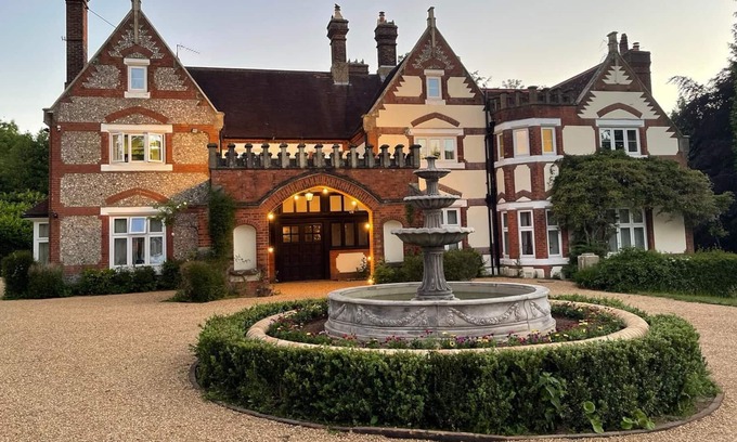 Tadworth House | Stunning Surrey Hills Manor Accommodation