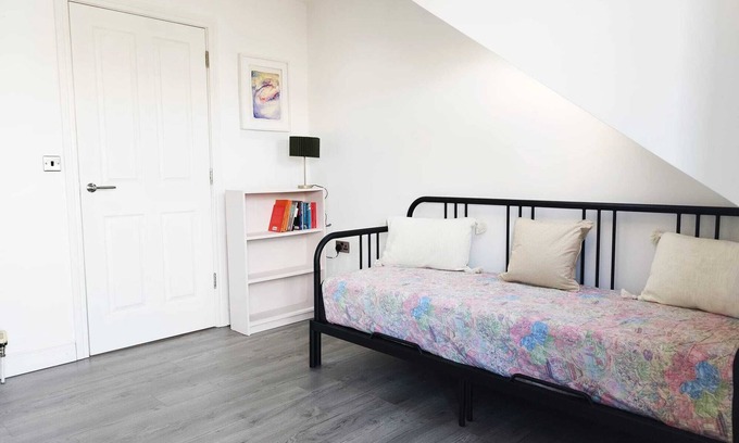 Queens Quarter Apartment | Stunning Top Floor 1-Bed Apartment, Belfast City Centre