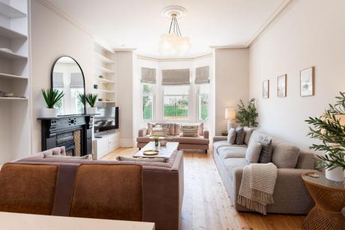 Seaton House | Stunning Townhouse by the sea, Hot Tub sleeps 17