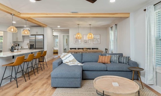 Fort Walton Beach House | Stunning updated 4 bedroom home. 8 mins from beach